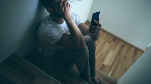 Ce a scris pe Facebook bărbatul care şi-a ucis copilul şi apoi s-a spânzurat/ Shutterstock