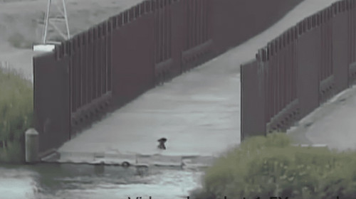 Un bărbat și-a abandonat bebelușul la granița dintre Mexic și SUA/ Captură video