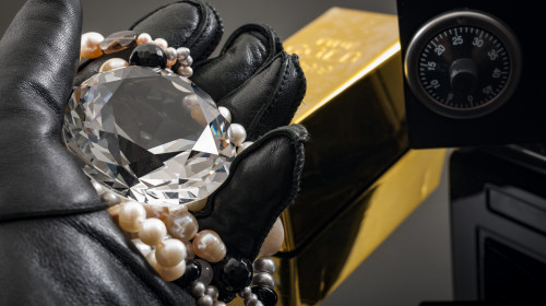 Cum a reușit o româncă să fure bijuteriile unor turiștii bogați/ Shutterstock