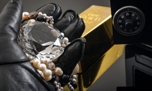 Cum a reușit o româncă să fure bijuteriile unor turiștii bogați/ Shutterstock