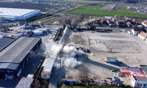 Imagini cu un turn de apă înalt de zeci de metri care se prăbușește prin implozie/ Captură video