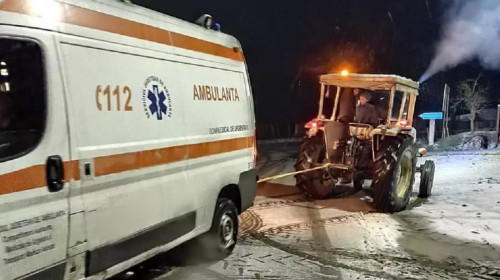 O ambulanță care transporta un pacient, implicată într-un accident din cauza vremii/ Credit foto: Libertatea
