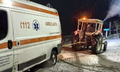 O ambulanță care transporta un pacient, implicată într-un accident din cauza vremii/ Credit foto: Libertatea