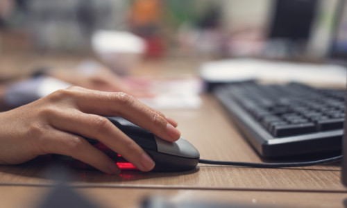 Closeup,Of,Hands,Using,Computer,Mouse,With,Computer,Desktop,Pc