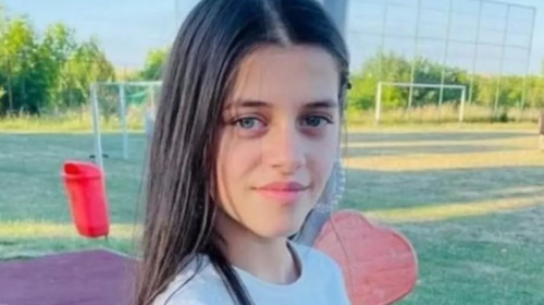 O adolescentă de 15 ani din Cluj a dispărut de acasă Citeşte întreaga ştire: O adolescentă de 15 ani din Cluj a dispărut de acasă. Poliţia cere ajutorul populaţiei pentru găsirea ei