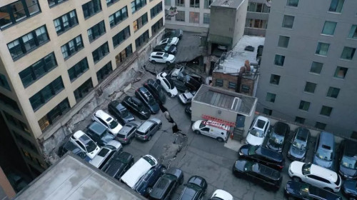 Momentul când o parcare supraetajată din New York se prăbușește/ Foto: Twitter