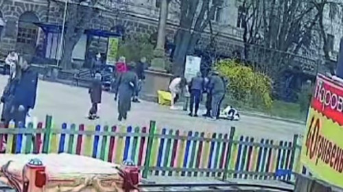 Momentul când o femeie de 86 de ani este lovită de un copil/ Captură video