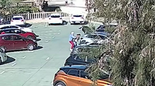 Momentul când o româncă tâlhărește violent un bătrân într-o parcare dintr-un orășel spaniol a ajuns viral/ Captură video