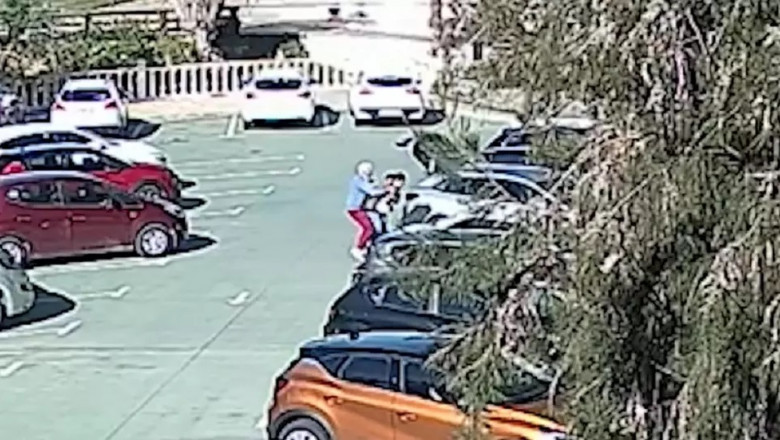 Momentul când o româncă tâlhărește violent un bătrân într-o parcare dintr-un orășel spaniol a ajuns viral/ Captură video