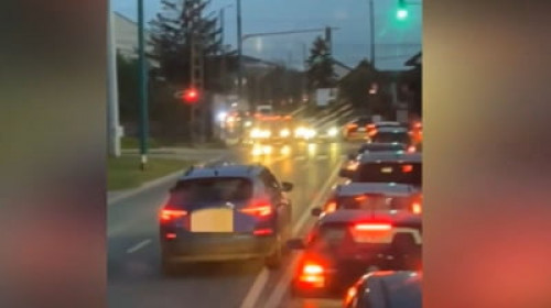 Momentul când un șofer depășește pe linia dublă continuă în Timișoara pentru a fenta semaforul/ Captură video
