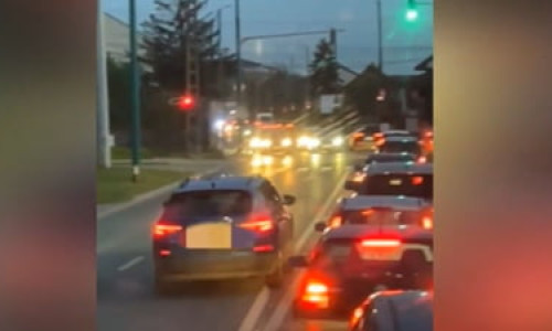 Momentul când un șofer depășește pe linia dublă continuă în Timișoara pentru a fenta semaforul/ Captură video