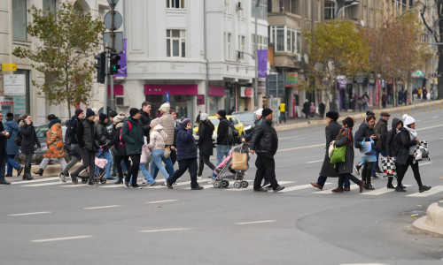 Pedestrians,Crossing,In,Unirii,Square,,Bucharest,,Romania,In,December,2022.