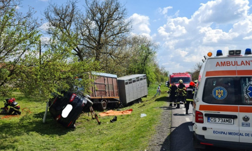 Un mort și patru răniți, în urma unui accident în care au fost implicate un autotren, o autoutilitară şi alte trei autoturisme, între Caransebeş şi Lugoj.