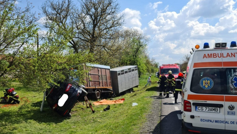Un mort și patru răniți, în urma unui accident în care au fost implicate un autotren, o autoutilitară şi alte trei autoturisme, între Caransebeş şi Lugoj.