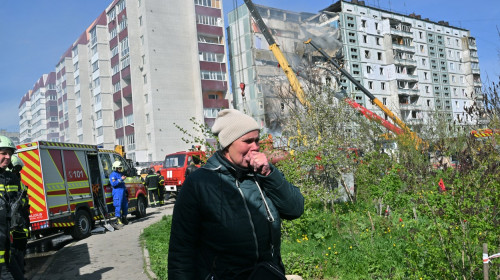 Trei zile de doliu după atacul de la Uman. Sute de oameni depun flori şi jucării la locul tragediei