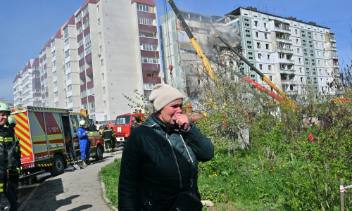 Trei zile de doliu după atacul de la Uman. Sute de oameni depun flori şi jucării la locul tragediei