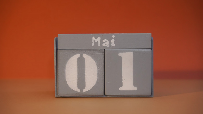 1,Mai,On,Wooden,Grey,Cubes.,Calendar,Cube,Date,01
