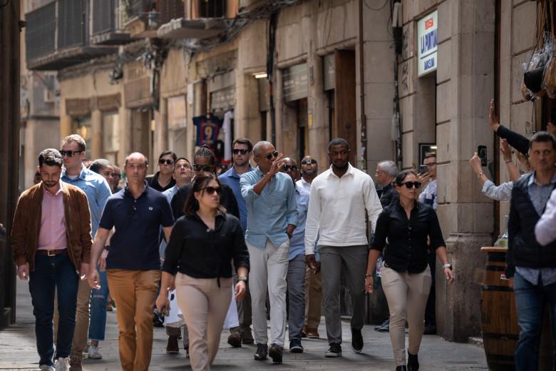 Obama strolls through Barcelona