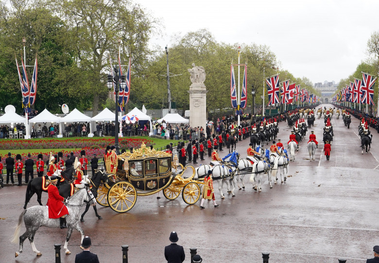 Charles şi Camilla părăsesc Palatul Buckingham pentru Westminster Abbey/ Profimedia