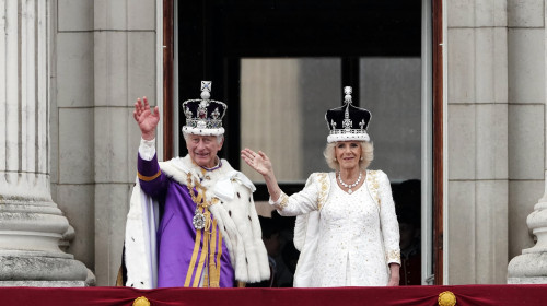 Regele Charles al III-lea şi regina Camilla salută mulţimea de la balconul Palatului Buckingham/ Profimedia