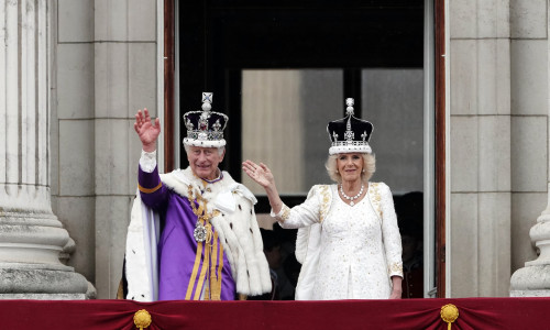 Regele Charles al III-lea şi regina Camilla salută mulţimea de la balconul Palatului Buckingham/ Profimedia