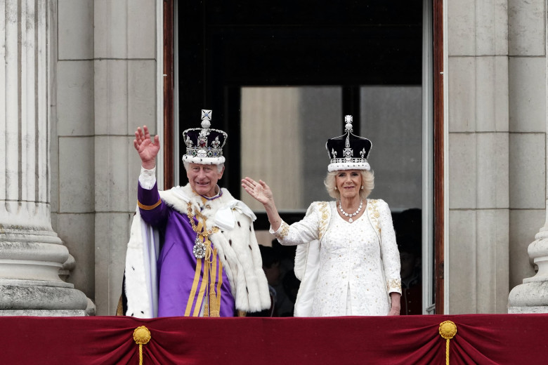 Regele Charles al III-lea şi regina Camilla salută mulţimea de la balconul Palatului Buckingham/ Profimedia