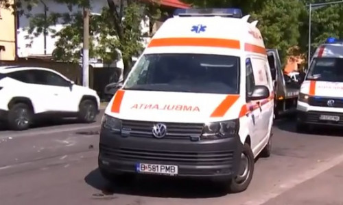 O ambulanţă care transporta o gravidă la spital, răsturnată după ce a fost lovită de un autoturism într-o intersecţie din Bucureşti/ Credit foto: News.ro