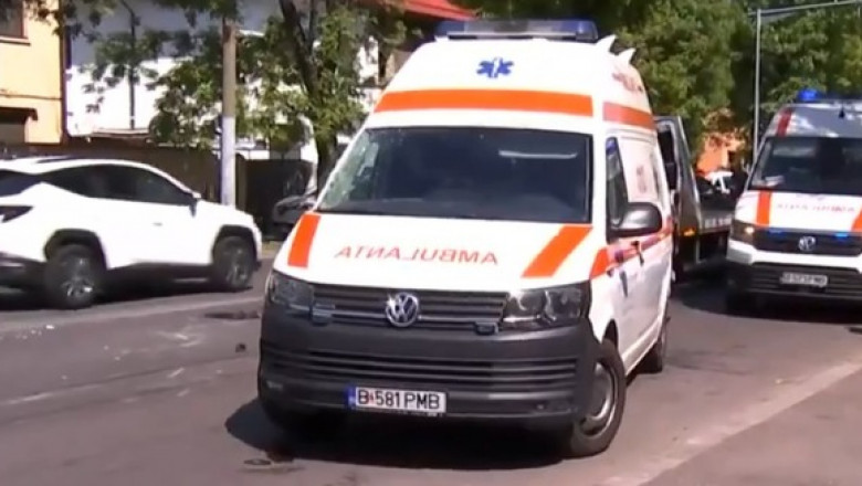 O ambulanţă care transporta o gravidă la spital, răsturnată după ce a fost lovită de un autoturism într-o intersecţie din Bucureşti/ Credit foto: News.ro