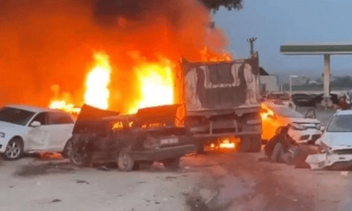 12 morți și 31 de răniți, după ce un camion a rămas fără frâne și a intrat în mai multe mașini, în Turcia/ Captură video