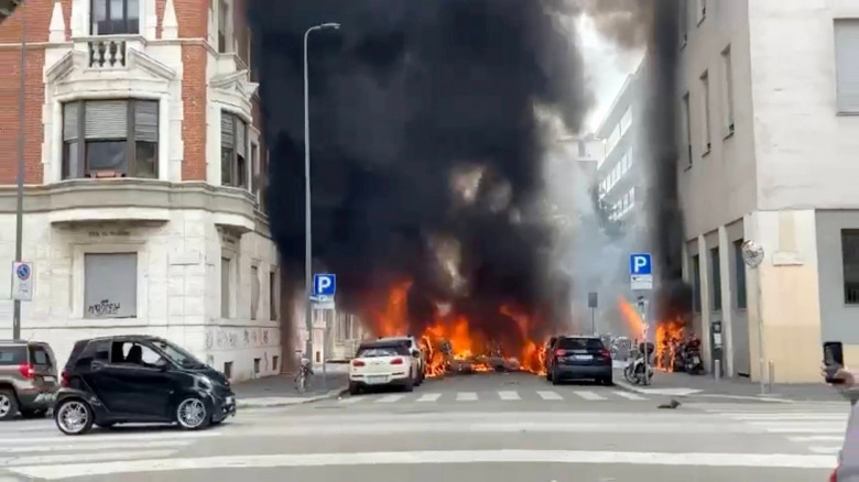foto IPP da video milano 11-05-2023 Incendio in centro a Milano, auto a fuoco nell esplosione nella foto le fiamme e il