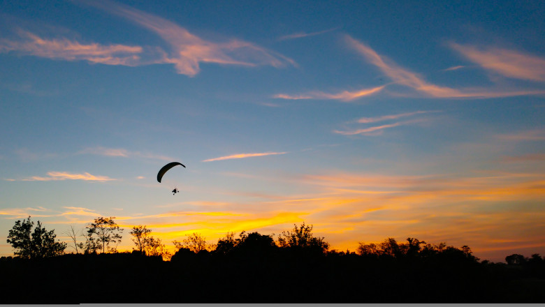 Sunset,On,The,Field,With,Skydive