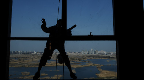 Un alpinist utilitar a murit după ce a căzut de la etajul cinci al unei clădiri/ Shutterstock