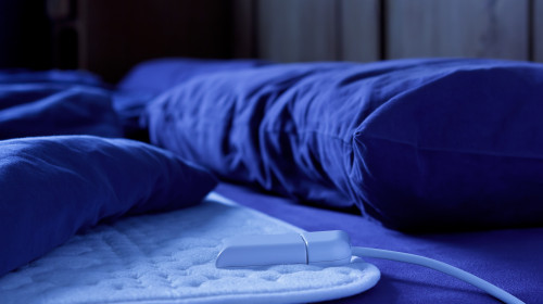 Un bărbat a muri după ce a folosit o pătură electrică/ Shutterstock