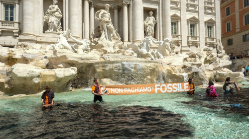 Ambientalisti Ultima Generazione colpiscono Fontana di Trevi