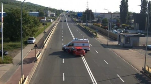 Imagini cu o ambulanță care provoacă un accident rutier atunci când întoarce pe linia dublă continuă/ Captură video
