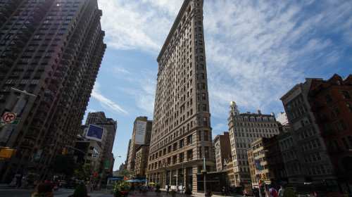 Flatiron,Building,And,Buildings,In,Manhattan,With,Blue,Sky