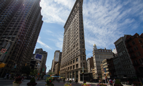 Flatiron,Building,And,Buildings,In,Manhattan,With,Blue,Sky