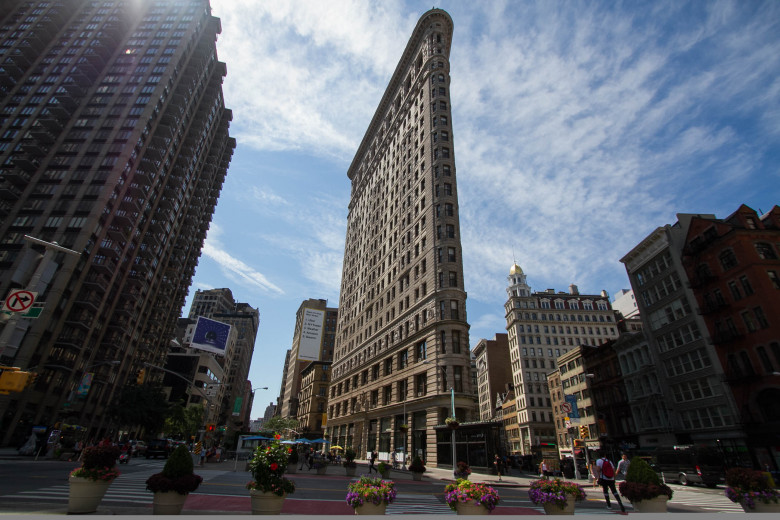 Flatiron,Building,And,Buildings,In,Manhattan,With,Blue,Sky