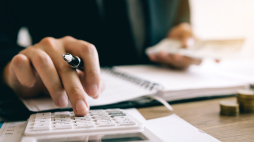 Investors,Are,Calculating,On,Calculator,Investment,Costs,And,Holding,Cash