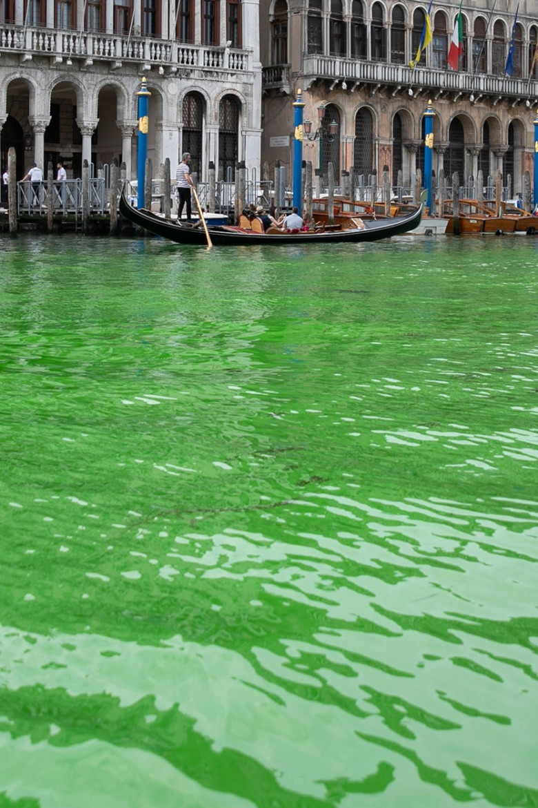 Controverse după ce apa dintr-un canal al Veneţiei a căpătat culoarea verde fosforescent/ Profimedia