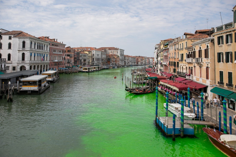 Controverse după ce apa dintr-un canal al Veneţiei a căpătat culoarea verde fosforescent/ Profimedia