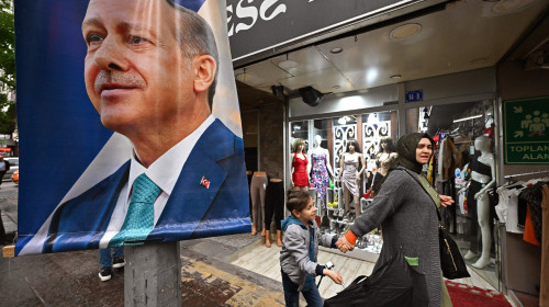 Un adolescent turc, arestat după ce i-a desenat o mustață preşedintelui Erdogan pe un afiș de campanie/ Profimedia