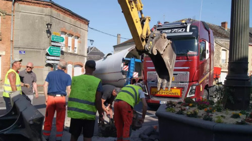 Un șofer român a blocat un sat din Franța cu un camion/ Facebook