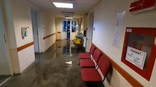 Subsolul unui spital din Timişoara şi cel al unei policlinici, inundate în urma unei ploi puternice/ Captură video