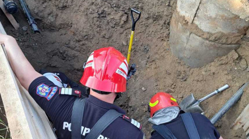 Două persoane, prinse sub un mal de pământ în Vâlcea/ ISU Vâlcea