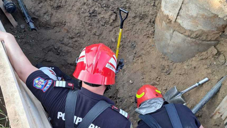 Două persoane, prinse sub un mal de pământ în Vâlcea/ ISU Vâlcea