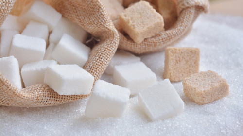 White,And,Raw,Cube,Sugar,On,White,Granulated,Sugar.these,Are