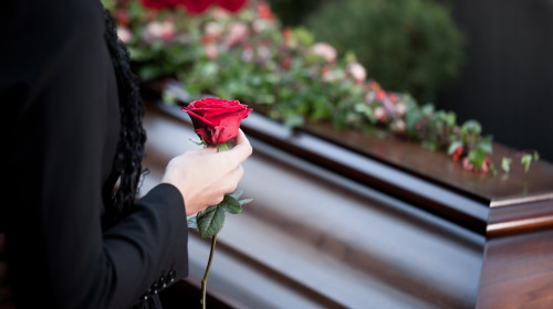 Și-a înscenat propria moarte și a apărut cu elicopterul la funeralii/ Shutterstock
