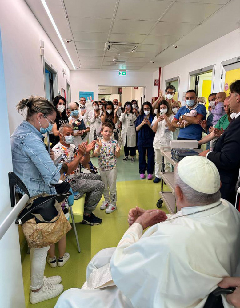 Papa, č andato a salutare bambini reparto oncologico del Gemelli