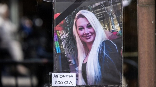 Angajata atacată cu cuțitul și ucisă marți la prima oră, într-un supermarket din Haga, e o româncă. Avea 36 de ani și era căsătorită